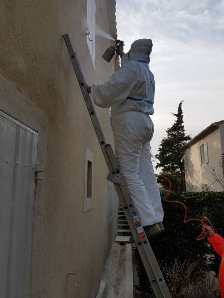 Traitement après gommage sur une façade à Saint Etienne du Grès