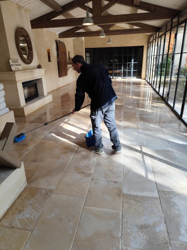 Rénovation d'un sol en Pierre de Bourgogne à Sénas dans une maison d'hôtes dans les Bouches du Rhône 