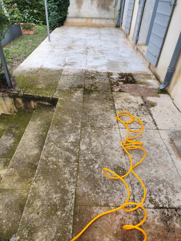 Rénovation pierre poreuses extérieure sur une terrasse à Sommières dans le Gard 