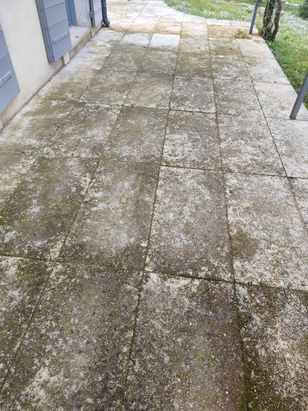 Rénovation pierre poreuses extérieure sur une terrasse à Sommières dans le Gard 