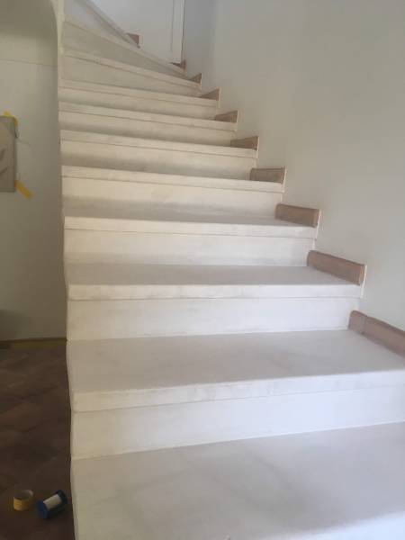 Ponçage + traitement sur un escalier en pierre à Gordes