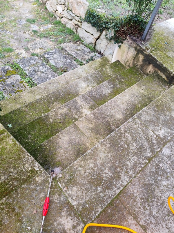 Rénovation pierre poreuses extérieure sur une terrasse à Sommières dans le Gard 