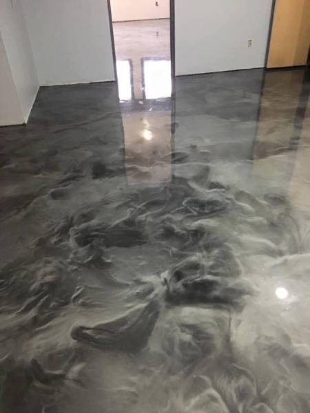 Rénovation de sols en béton avec application de résine époxy personnalisée dans les Bouches-du-Rhône